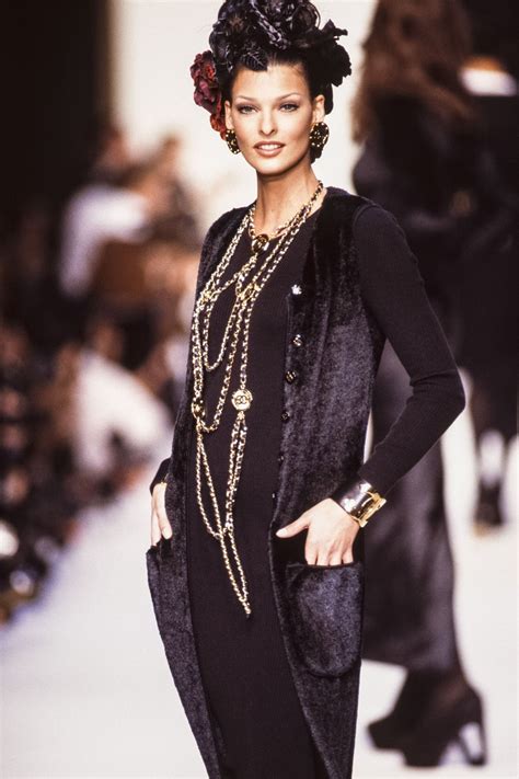 linda evangelista chanel chains|More.